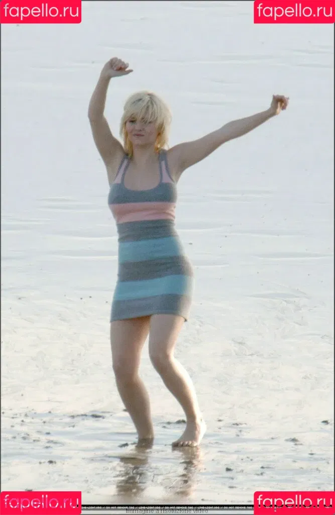 Elisha Cuthbert Onlyfans Photo Gallery 
