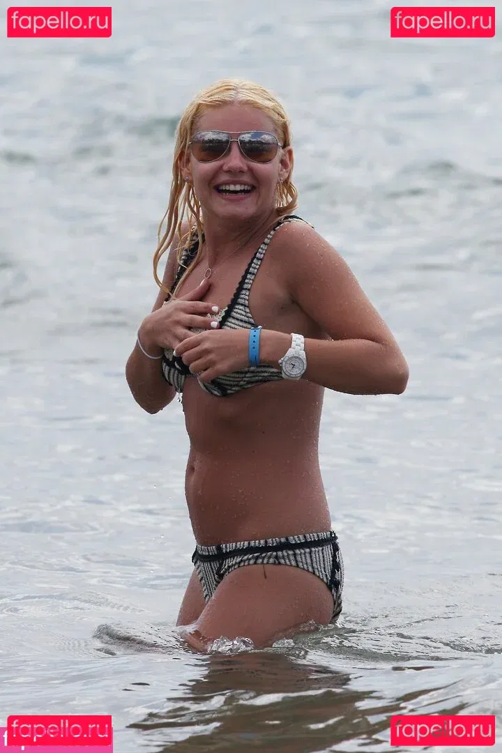 Elisha Cuthbert Onlyfans Photo Gallery 