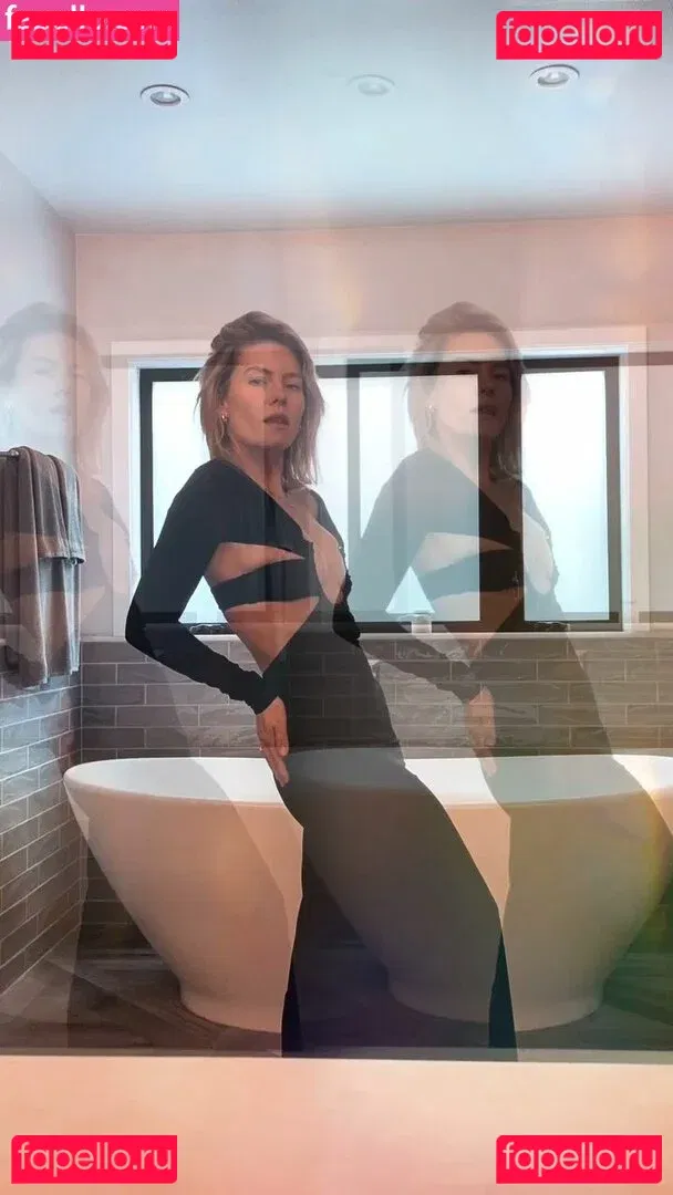 Elisha Cuthbert Onlyfans Photo Gallery 