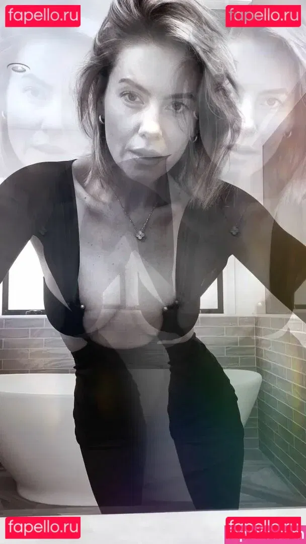 Elisha Cuthbert Onlyfans Photo Gallery 