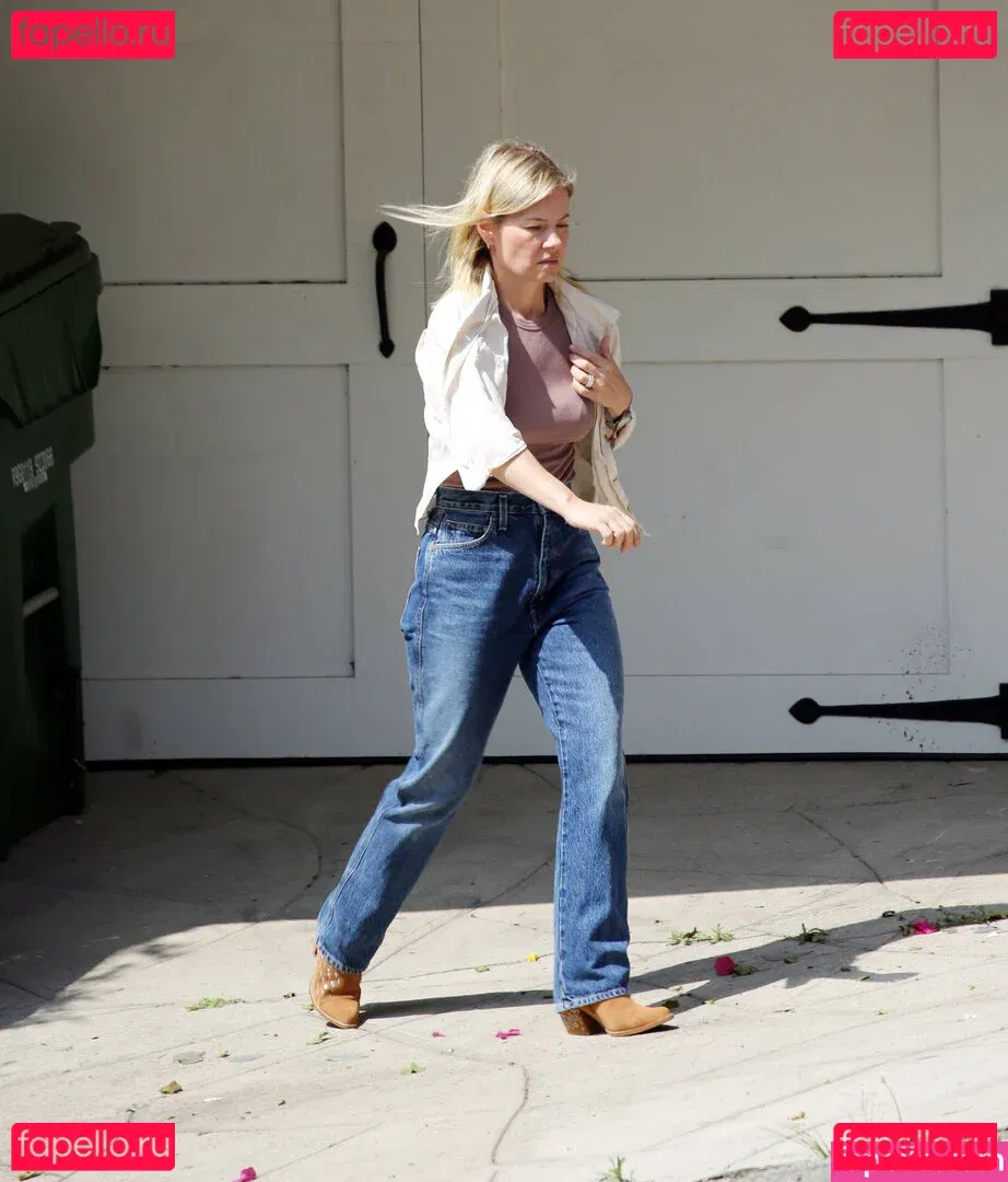 Elisha Cuthbert Onlyfans Photo Gallery 