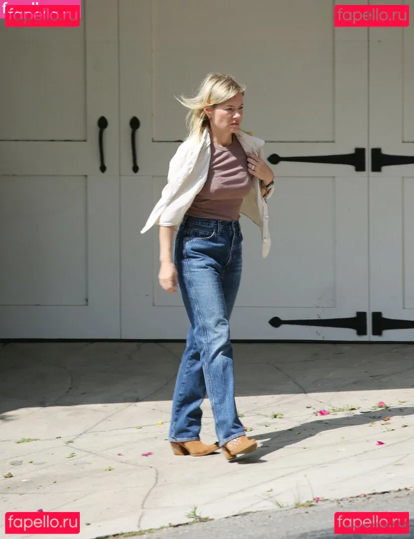 Elisha Cuthbert Onlyfans Photo Gallery 