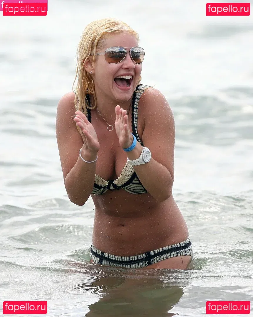 Elisha Cuthbert Onlyfans Photo Gallery 