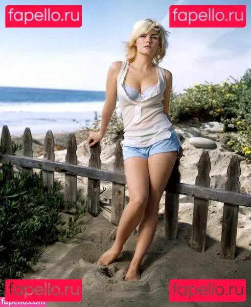 Elisha Cuthbert Onlyfans Photo Gallery 