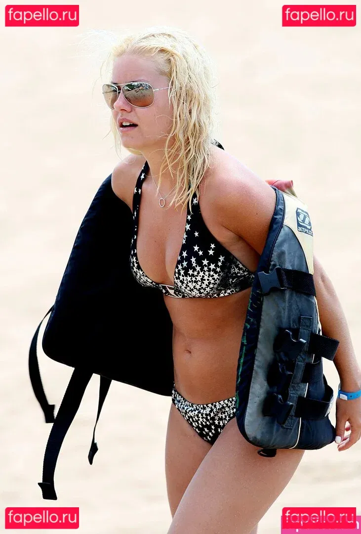 Elisha Cuthbert Onlyfans Photo Gallery 