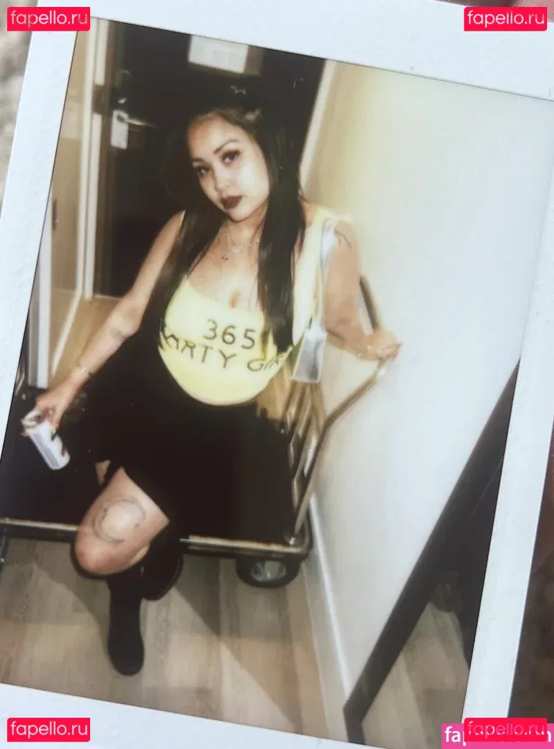 nongmhoe Onlyfans Photo Gallery 