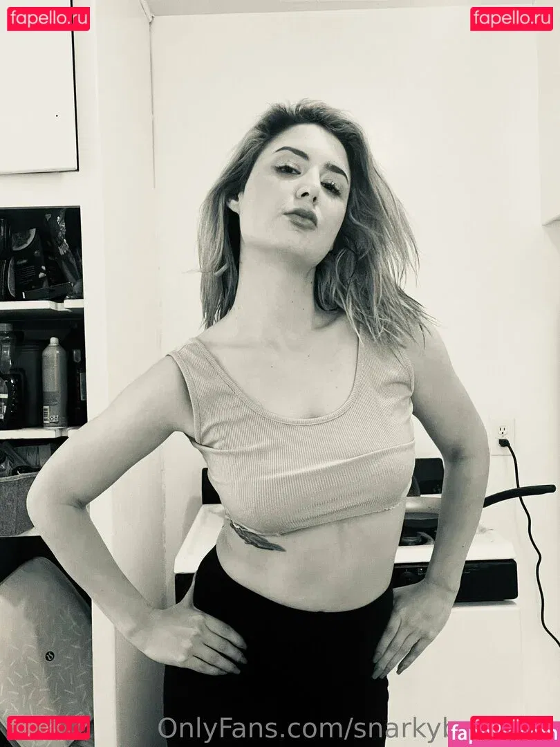 snarkybrunette Onlyfans Photo Gallery 