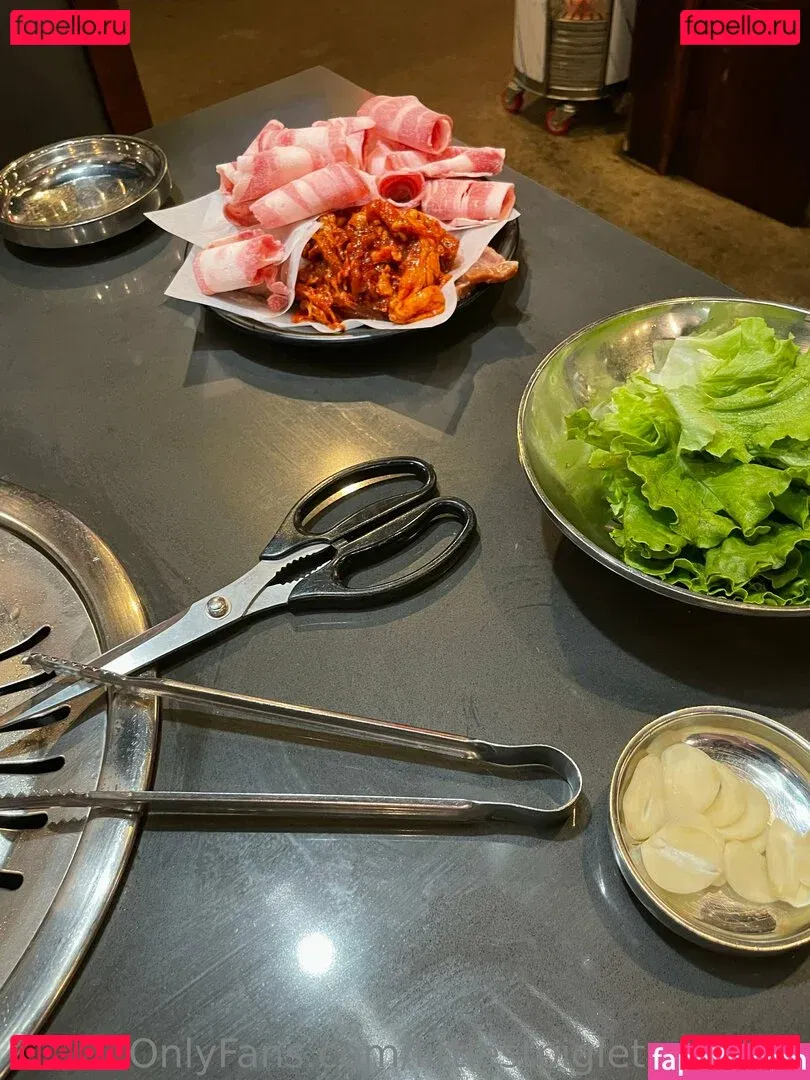 littlestpigletannclips Onlyfans Photo Gallery 