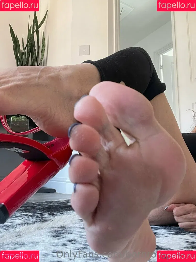 bornroyal_feet Onlyfans Photo Gallery 