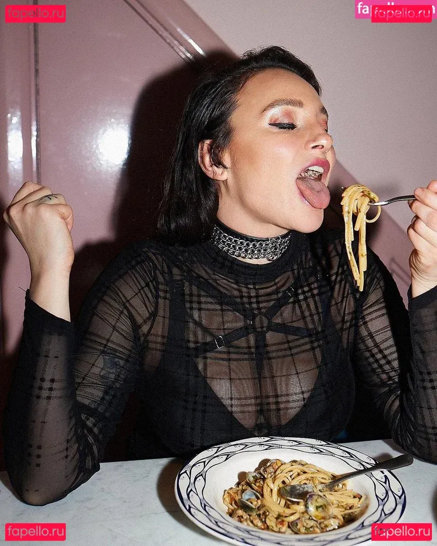 Gizzi Erskine Onlyfans Photo Gallery 