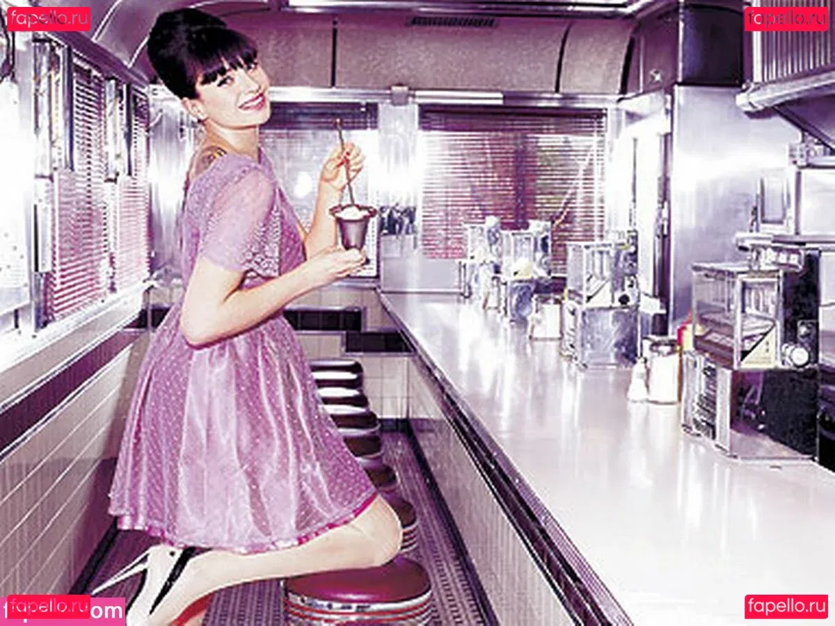 Gizzi Erskine Onlyfans Photo Gallery 