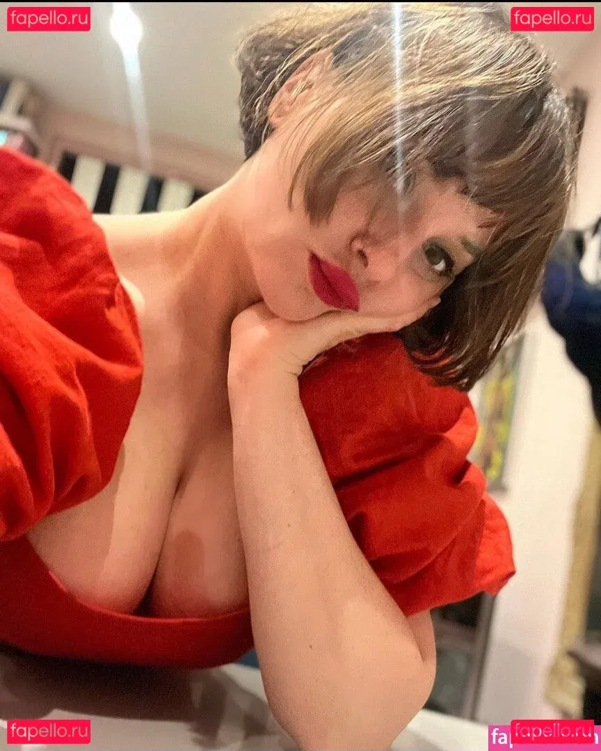 Gizzi Erskine Onlyfans Photo Gallery 