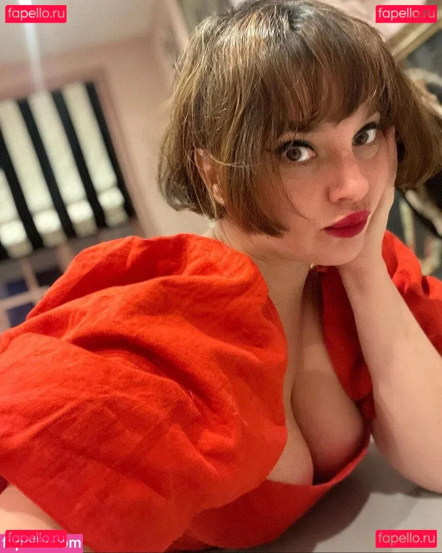 Gizzi Erskine Onlyfans Photo Gallery 