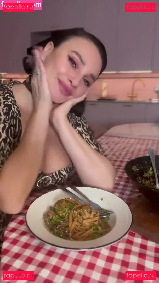 Gizzi Erskine Onlyfans Photo Gallery 