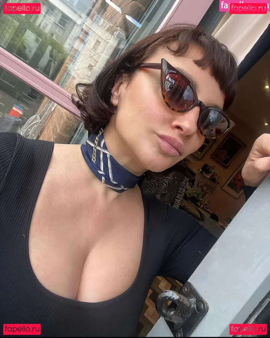 Gizzi Erskine Onlyfans Photo Gallery 