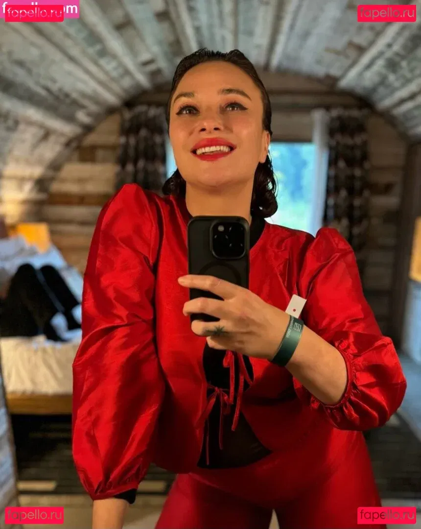 Gizzi Erskine Onlyfans Photo Gallery 