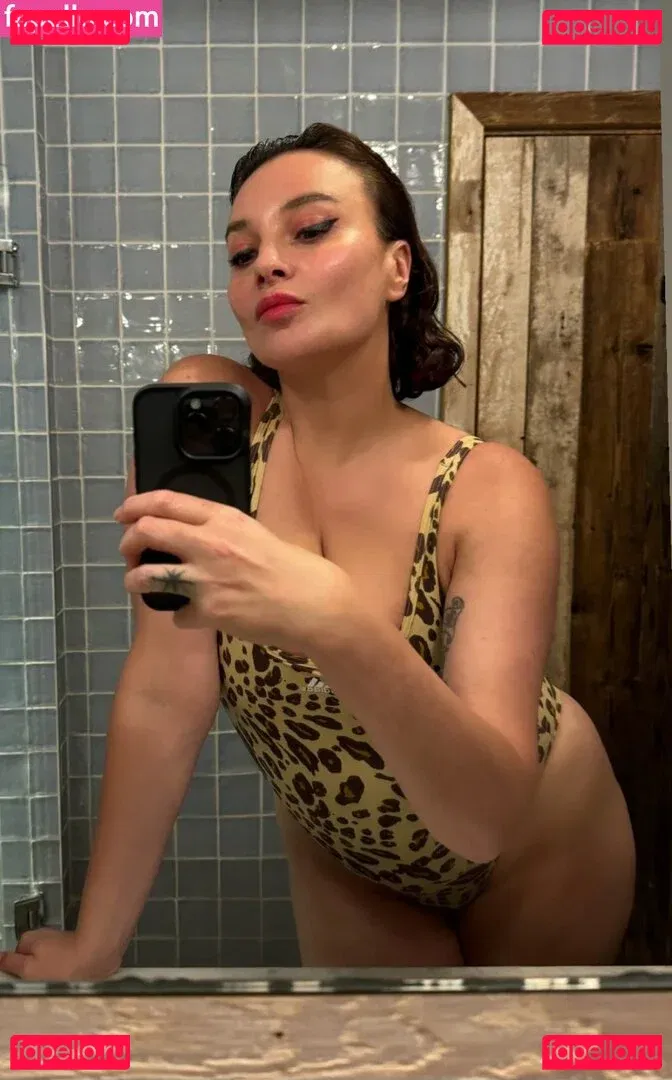 Gizzi Erskine Onlyfans Photo Gallery 