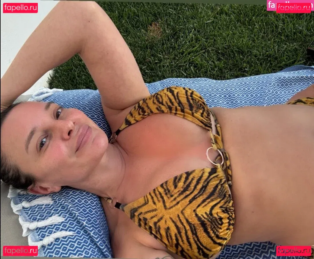 Gizzi Erskine Onlyfans Photo Gallery 