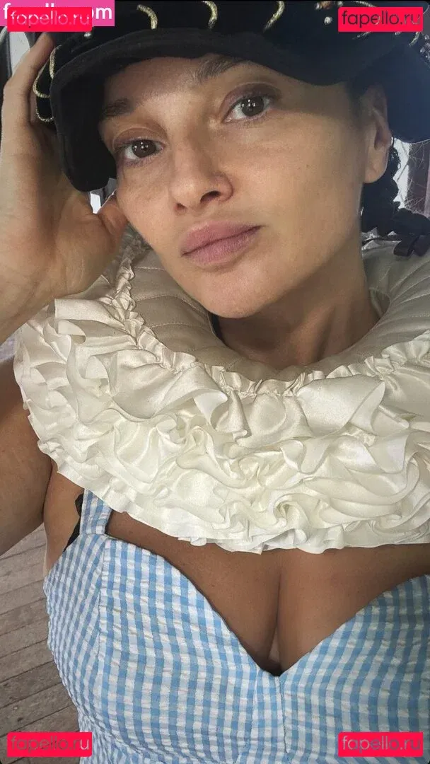 Gizzi Erskine Onlyfans Photo Gallery 