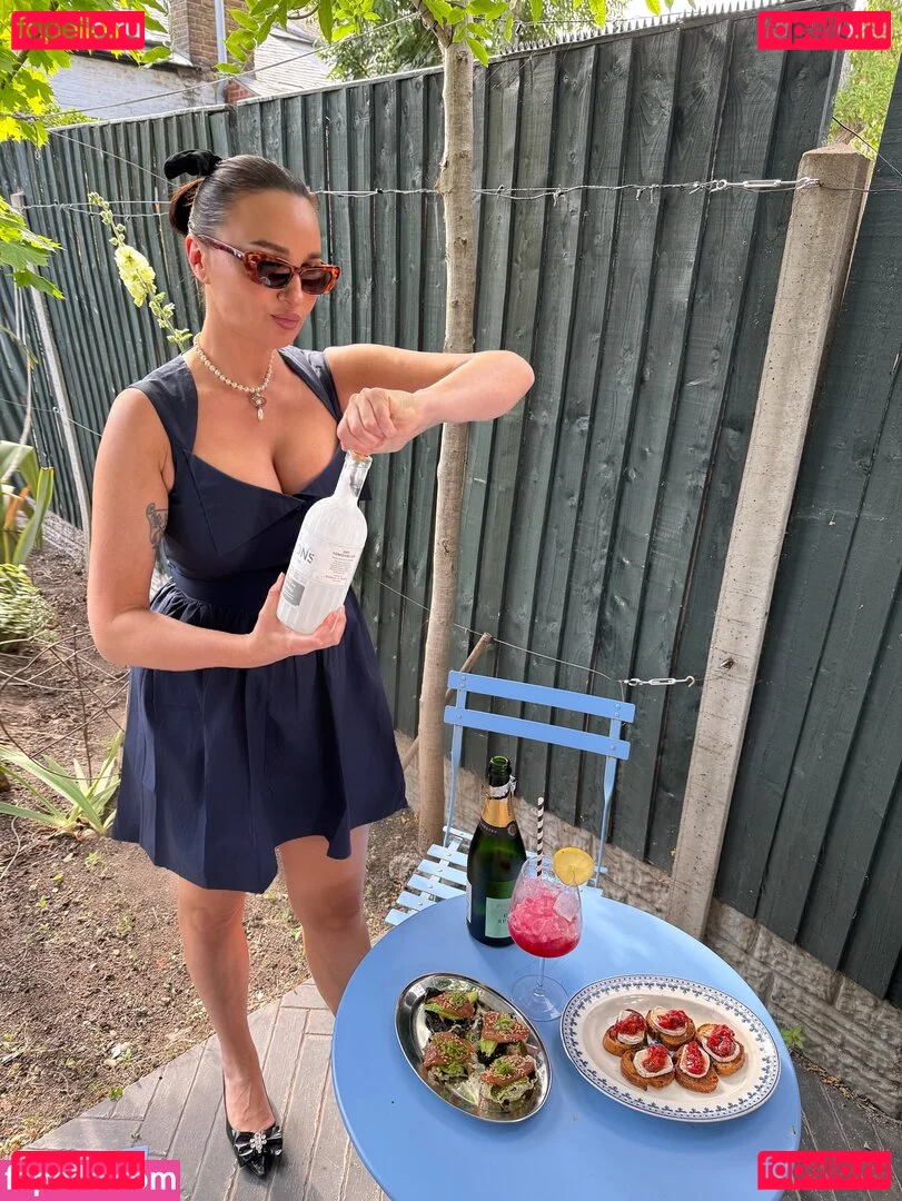 Gizzi Erskine Onlyfans Photo Gallery 