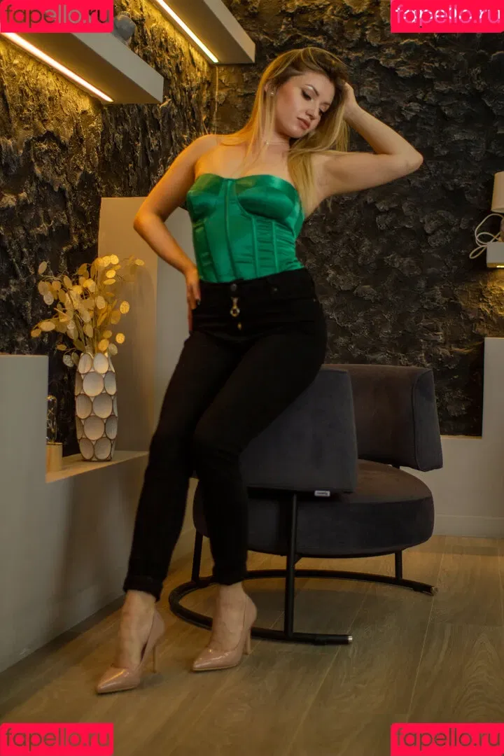 vikkytheone Onlyfans Photo Gallery 