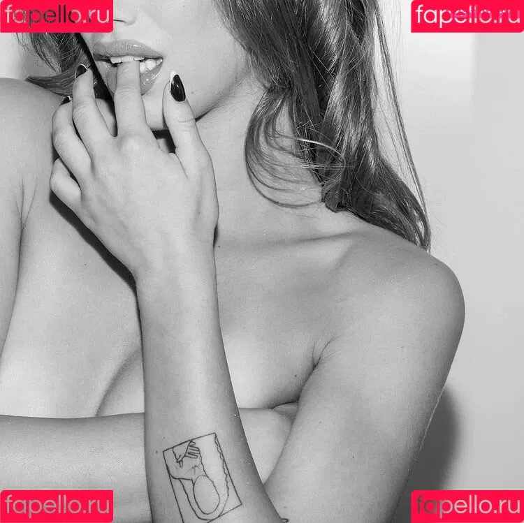 morelimelich Onlyfans Photo Gallery 