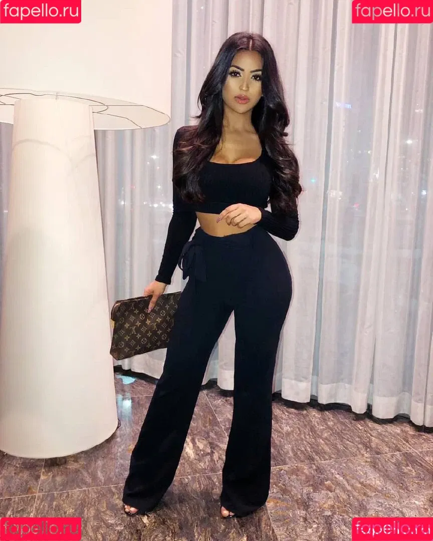 Aneeqa Farid Onlyfans Photo Gallery 