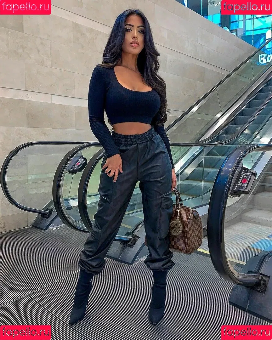 Aneeqa Farid Onlyfans Photo Gallery 