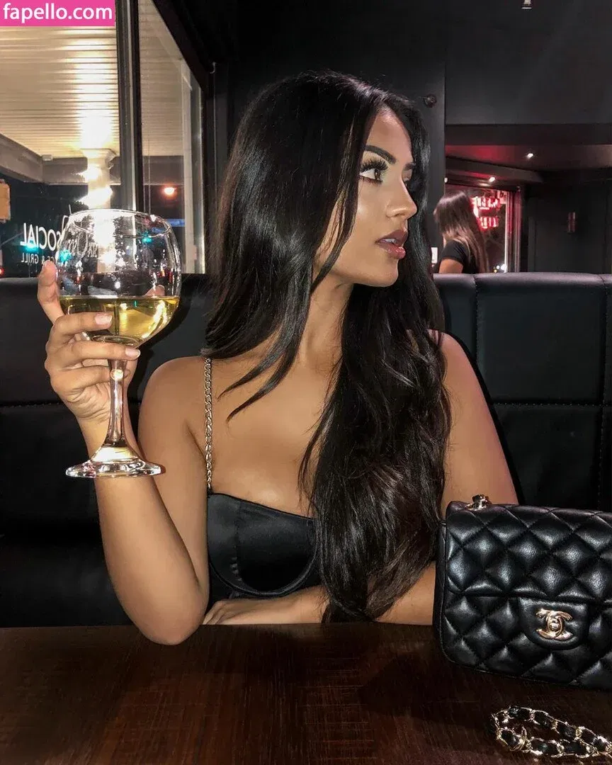 Aneeqa Farid Onlyfans Photo Gallery 