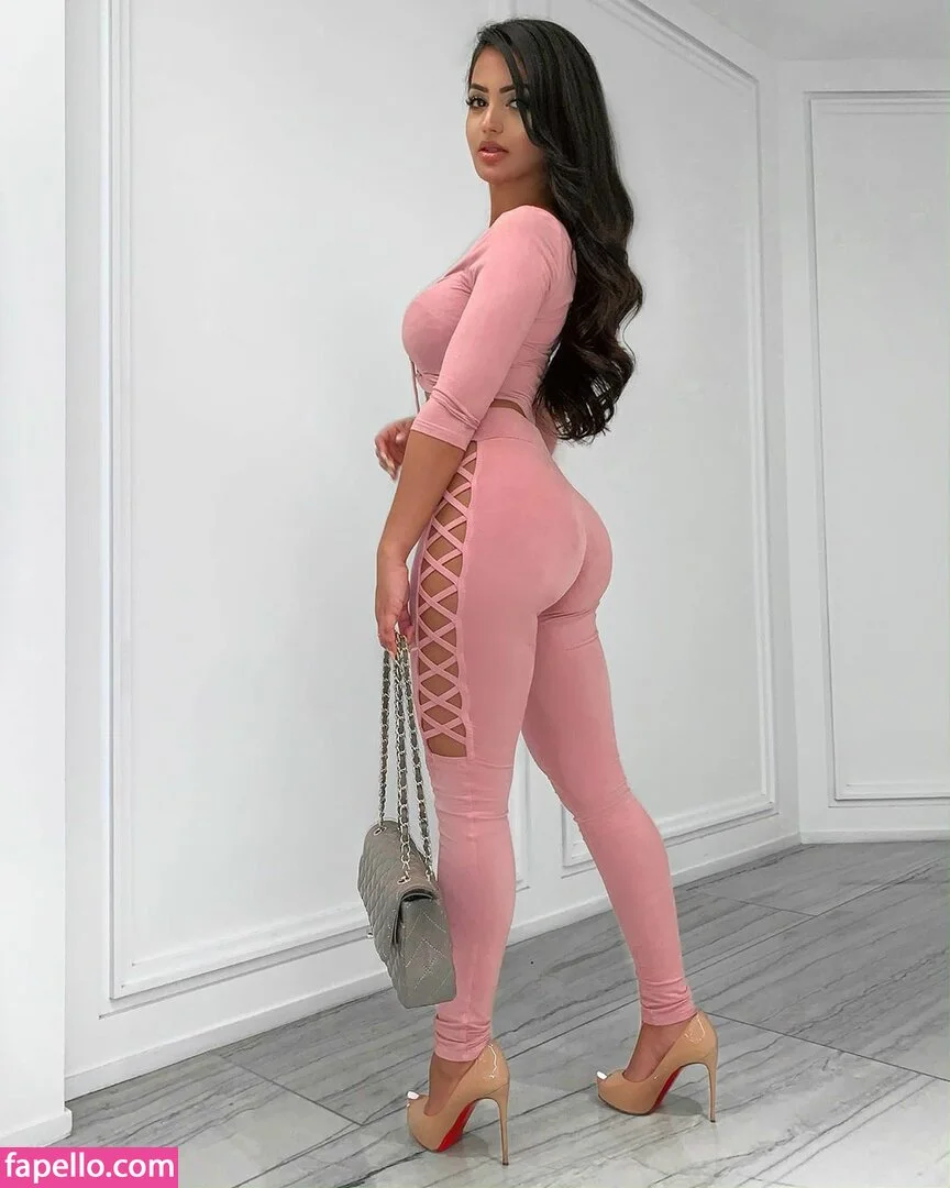 Aneeqa Farid Onlyfans Photo Gallery 