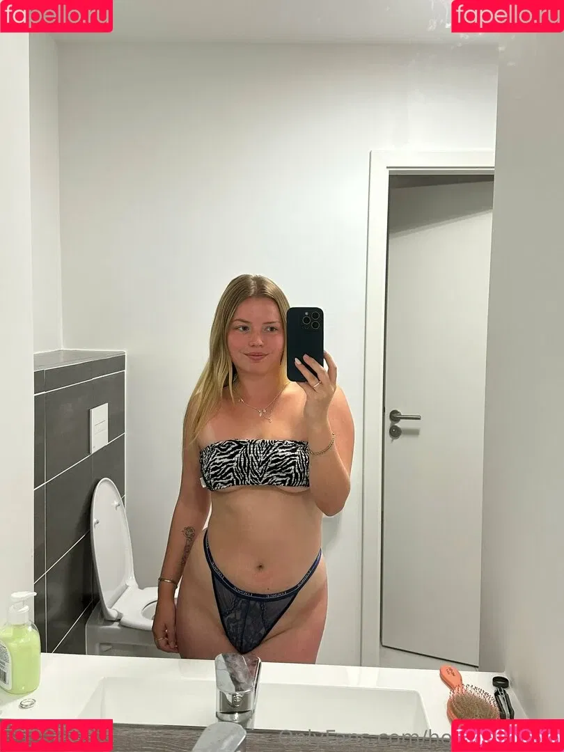 holliesworldd Onlyfans Photo Gallery 