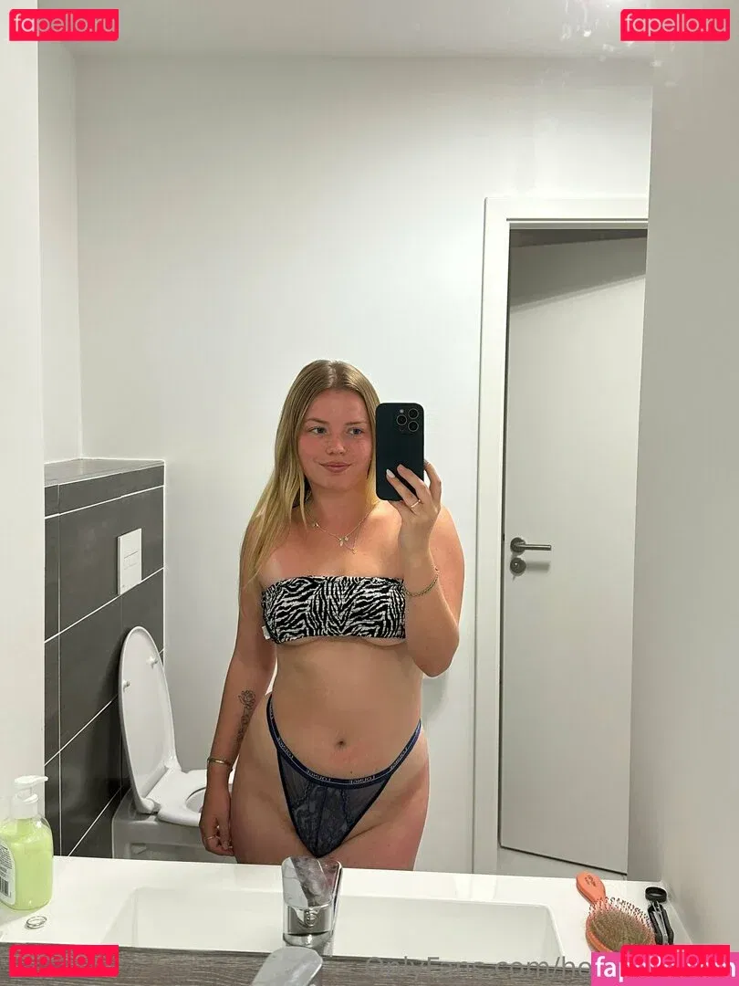 holliesworldd Onlyfans Photo Gallery 