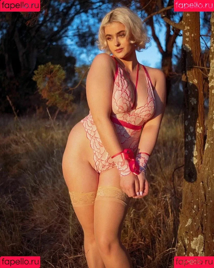 Iskra Lawrence Onlyfans Photo Gallery 