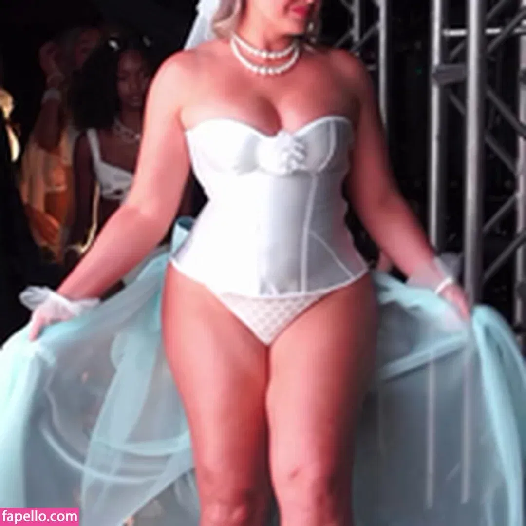 Iskra Lawrence Onlyfans Photo Gallery 