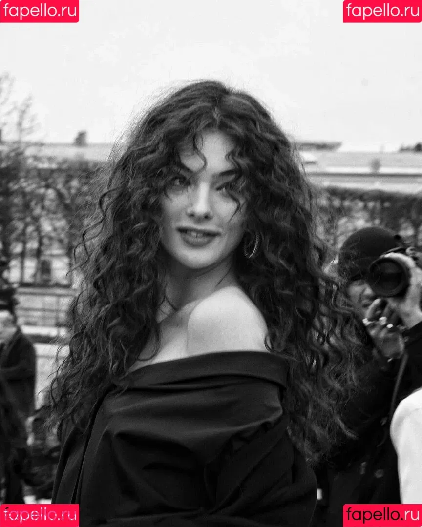 Deva Cassel Onlyfans Photo Gallery 