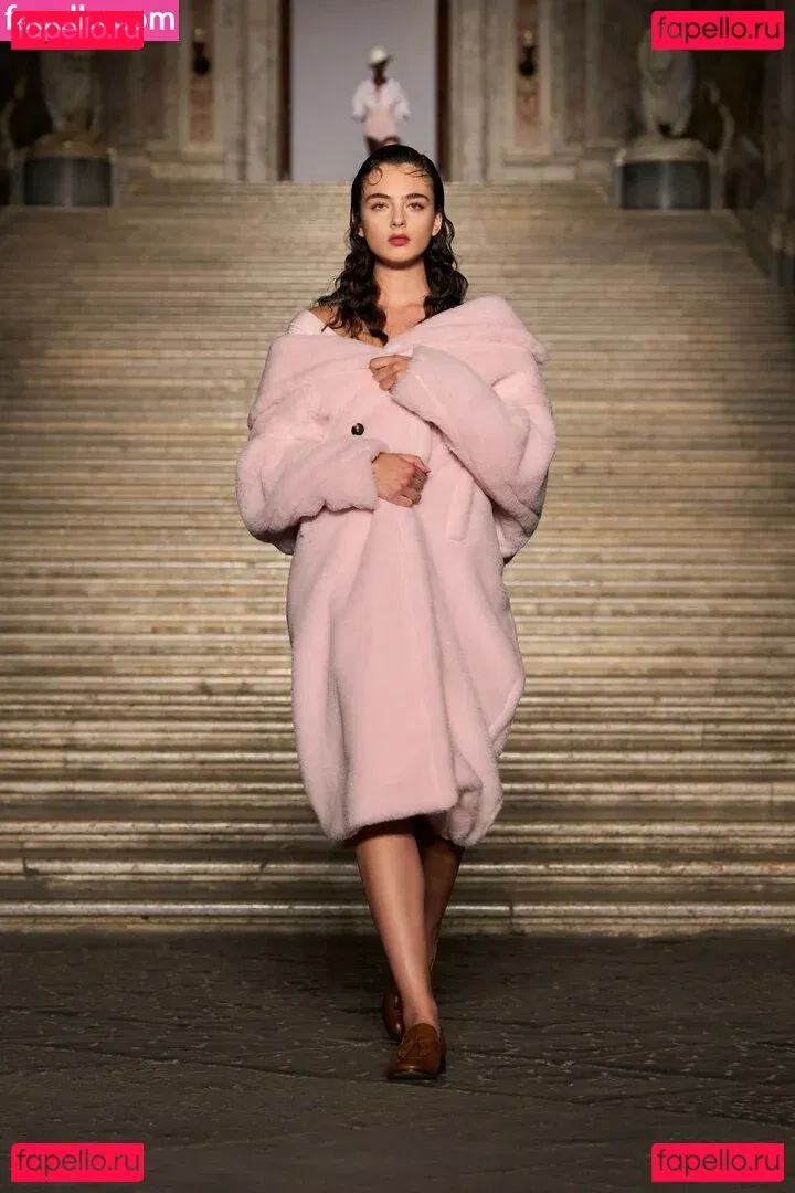 Deva Cassel Onlyfans Photo Gallery 