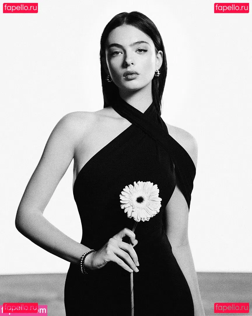 Deva Cassel Onlyfans Photo Gallery 