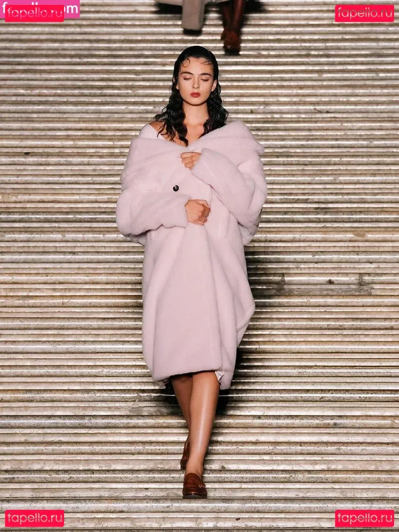 Deva Cassel Onlyfans Photo Gallery 