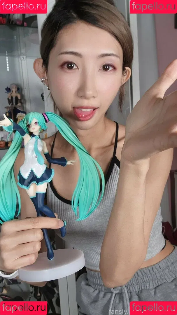 MikanCos Onlyfans Photo Gallery 
