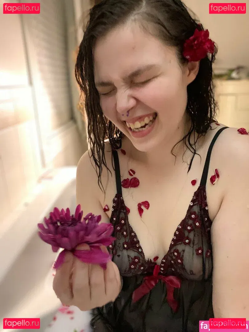 hereliesviolet Onlyfans Photo Gallery 