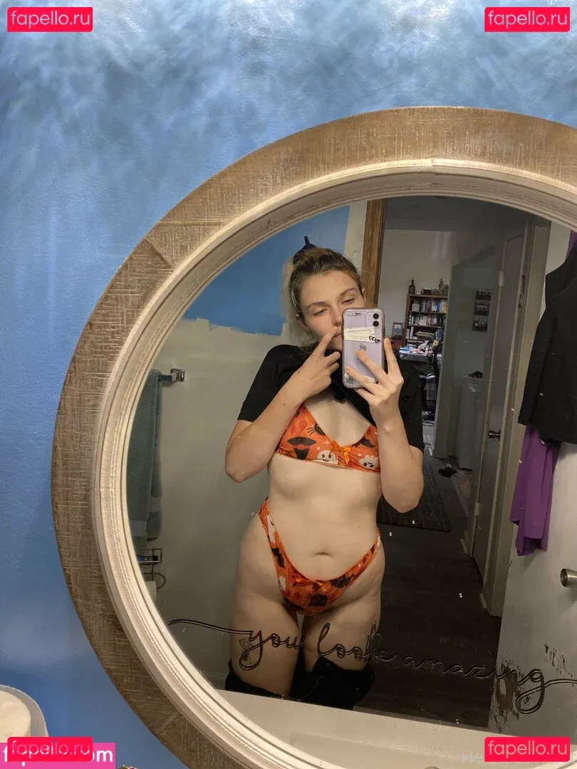 hereliesviolet Onlyfans Photo Gallery 