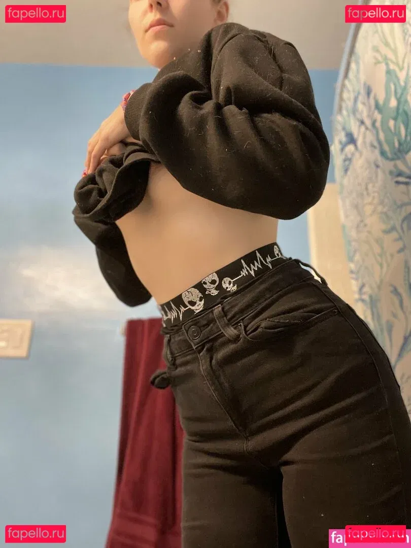 hereliesviolet Onlyfans Photo Gallery 