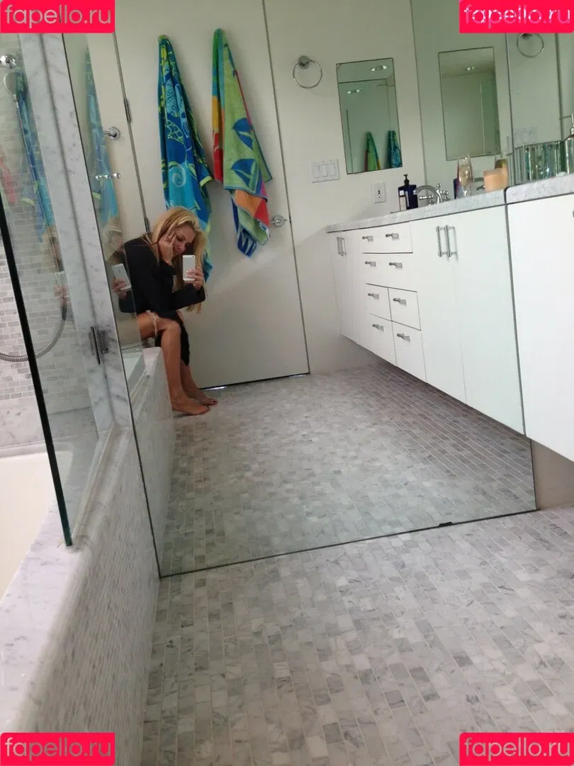 Jenny McCarthy Onlyfans Photo Gallery 