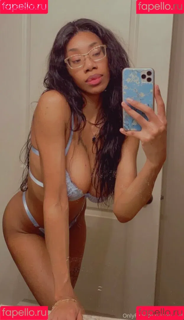 womanflo Onlyfans Photo Gallery 