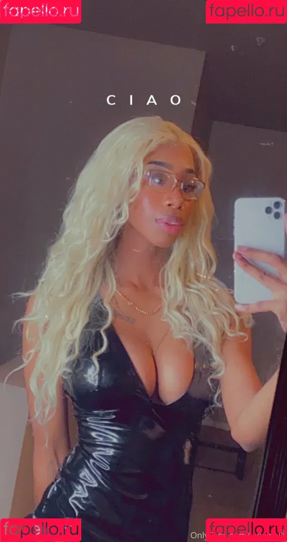 womanflo Onlyfans Photo Gallery 