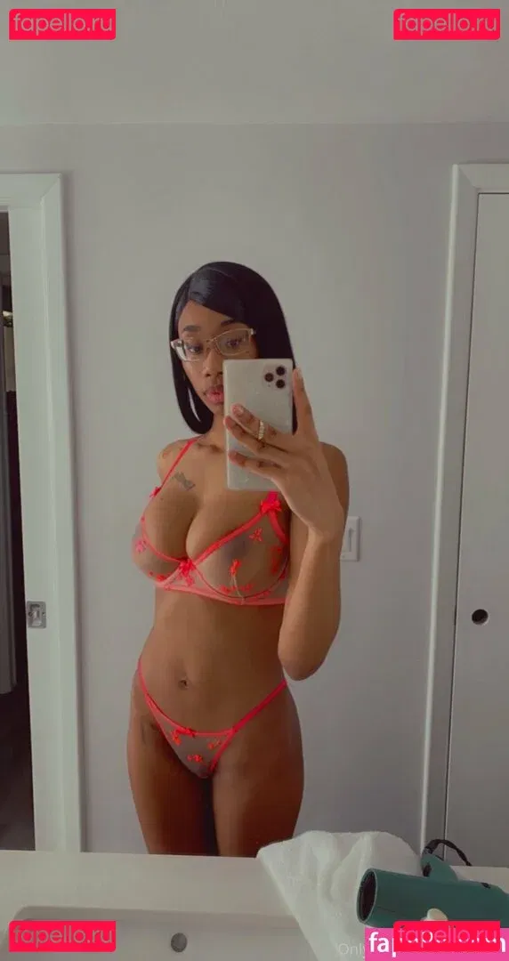 womanflo Onlyfans Photo Gallery 