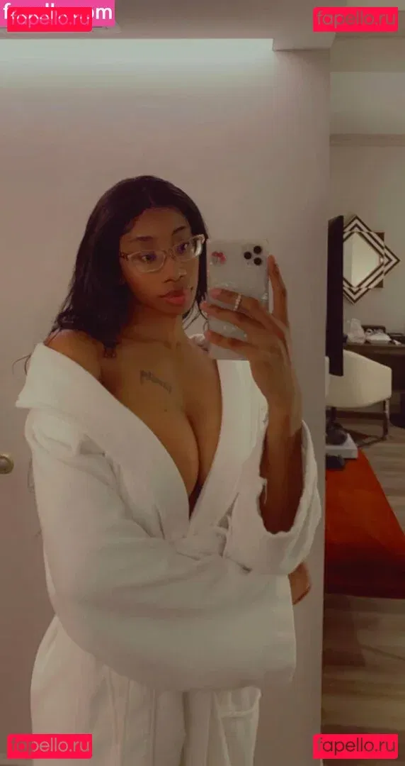 womanflo Onlyfans Photo Gallery 