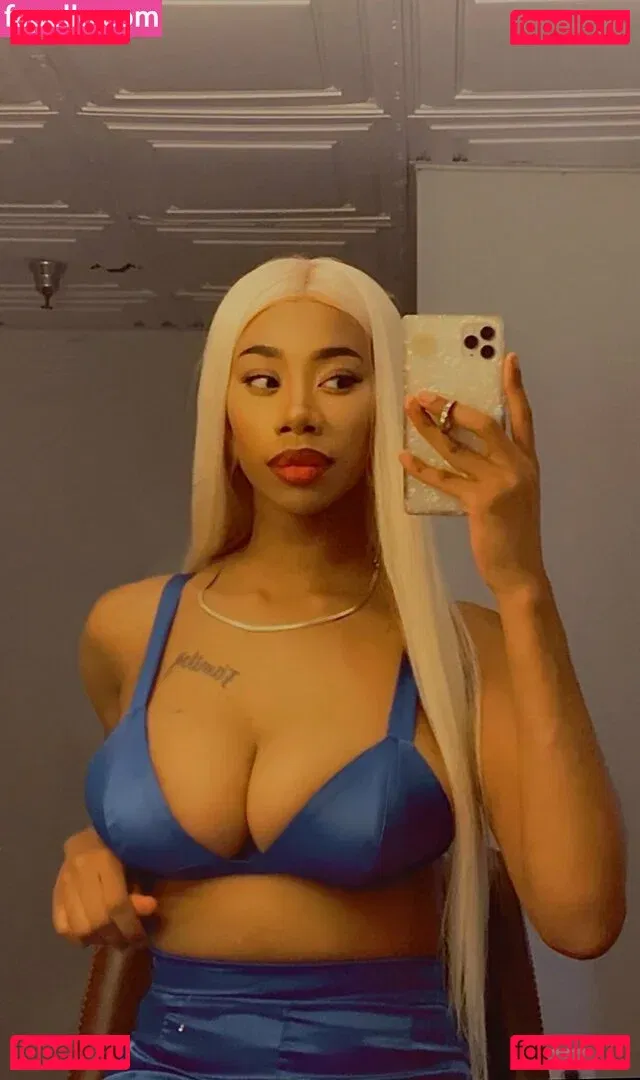 womanflo Onlyfans Photo Gallery 