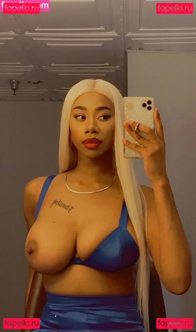 womanflo Onlyfans Photo Gallery 