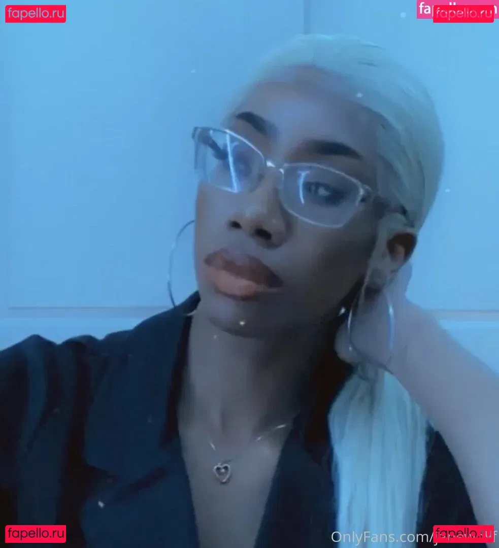 womanflo Onlyfans Photo Gallery 